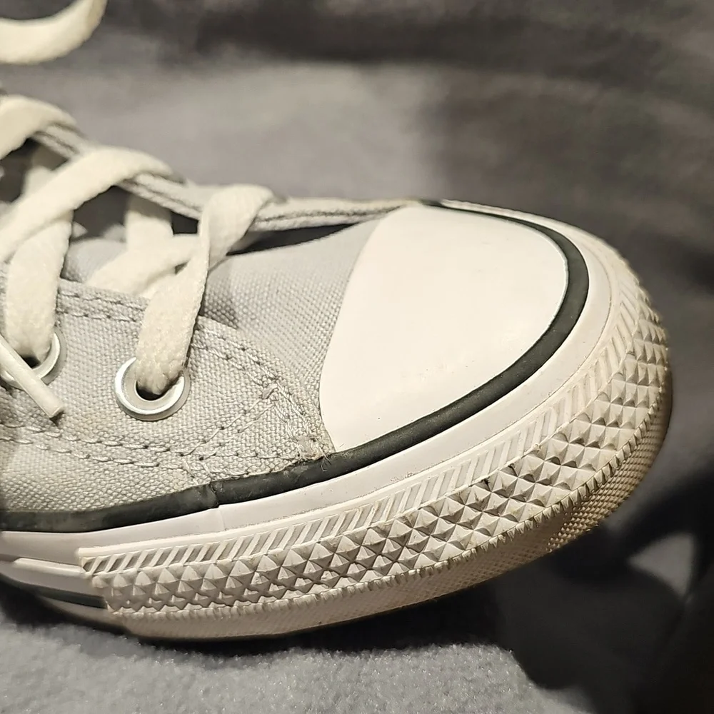 Converse light gray sneakers  size 8 - Picture 6 of 8